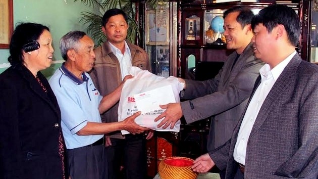 Gifts presented to policy beneficiaries to enjoy warm Tet holiday - ảnh 1